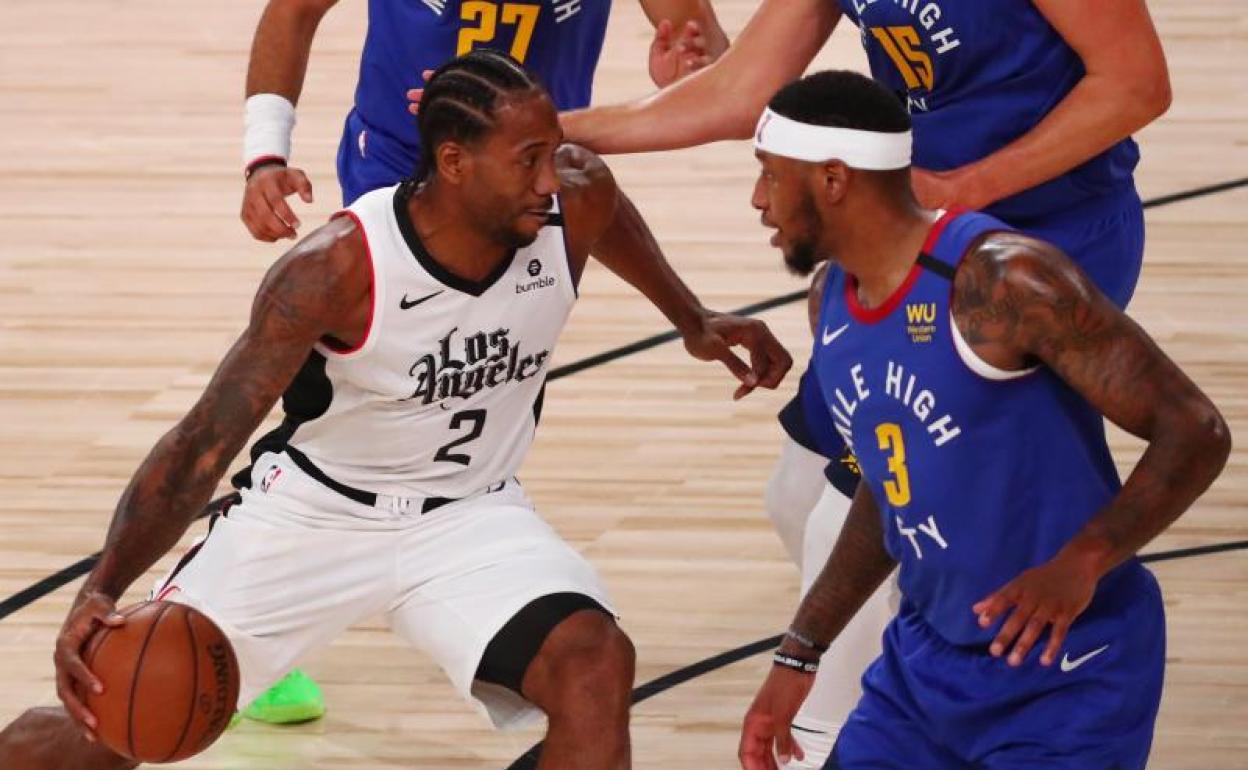 Kawhi Leonard, en una acción del partido entre los Clippers y los Nuggets. 