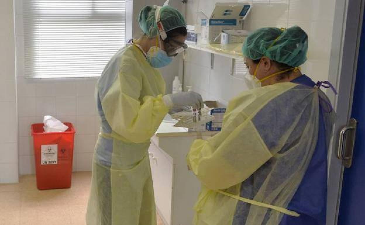 Dos sanitarias recogen muestras del test de Covid-19 en un centro de salud de Murcia, en una imagen de archivo.