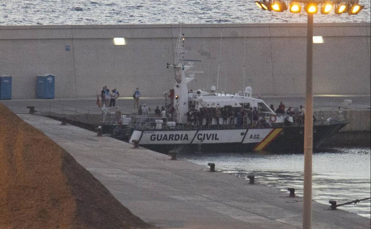Desembarco de inmigrantes desde una patrullera de la Guardia Civil, anoche en el muelle de Escombreras. 