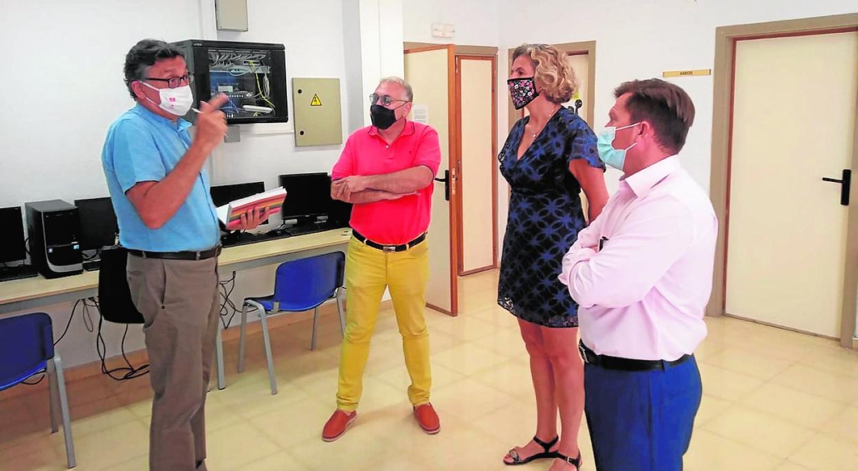Visita de la edil Mercedes Bernabé a la sala de estudio de Cobatillas. 