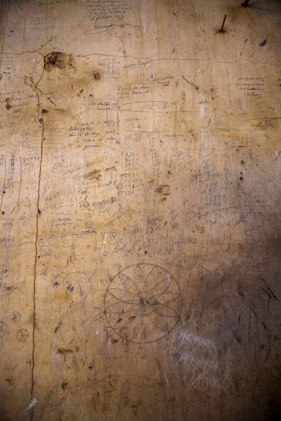 Grafitis de los mineros de la época en la mina Los Burros.