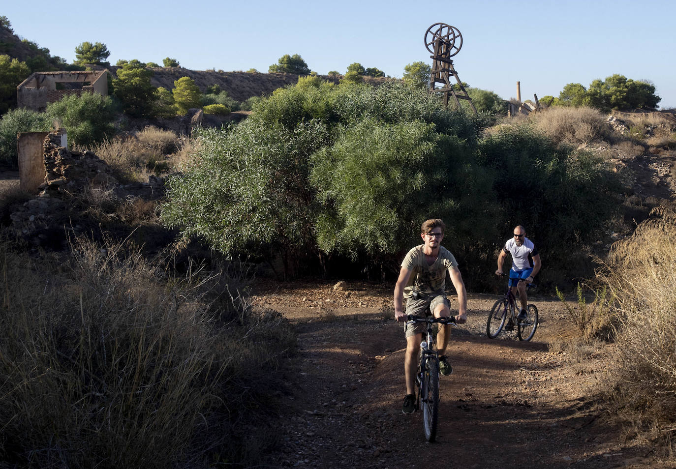 Dos ciclistas por la mina Tranvía.