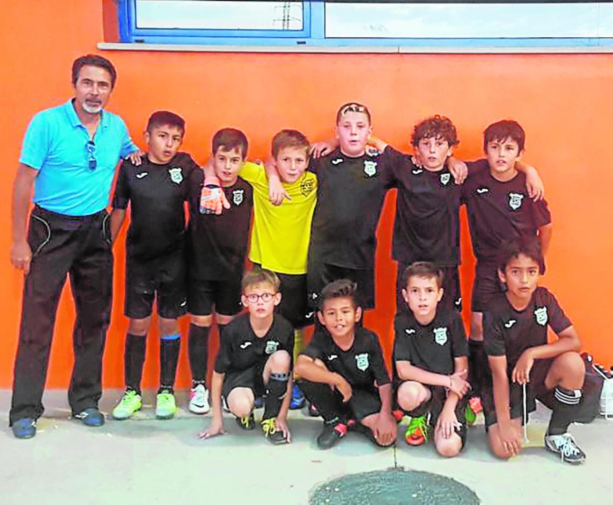 José María Tornero posa con jugadores de las bases del Huesca. 