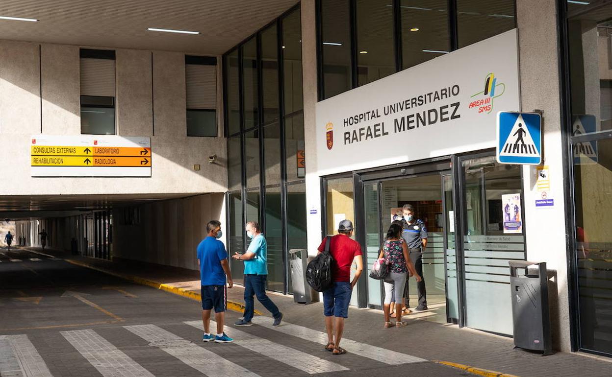 Entrada al hospital Rafael Méndez de Lorca.