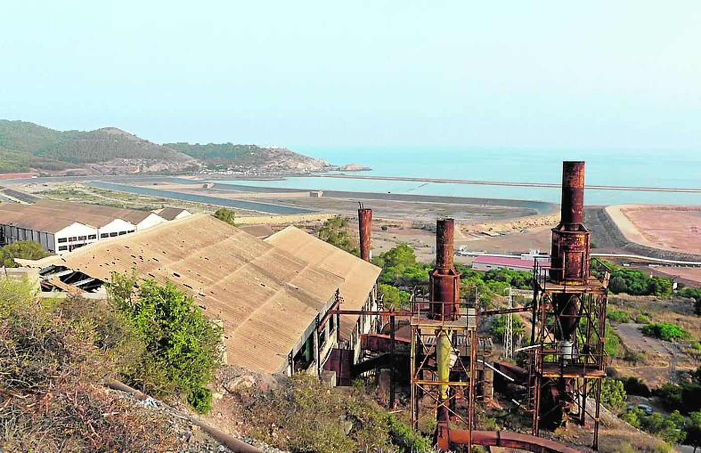 Conjunto del Lavadero Roberto, con la bahía de Portmán al fondo.