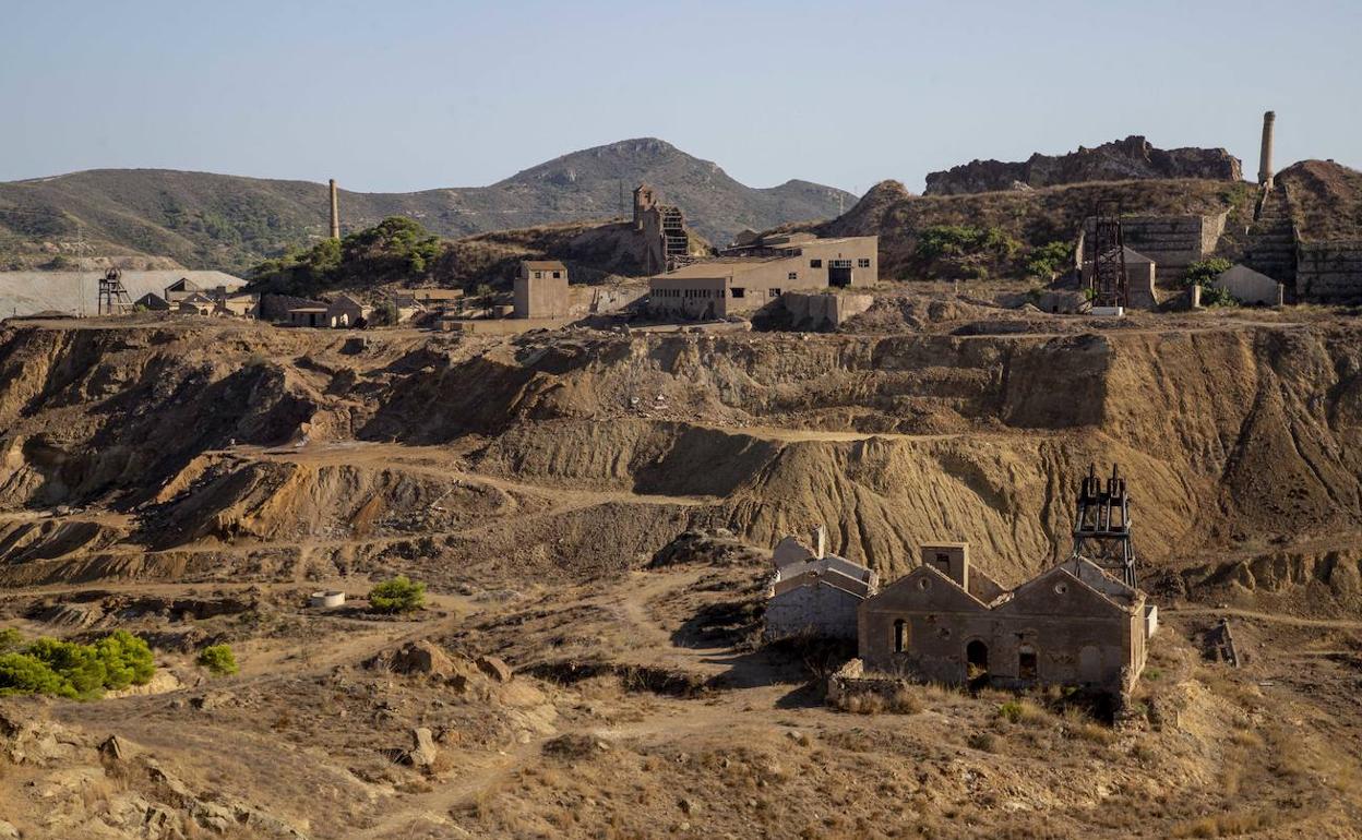 Vistas del Cabezo Rajao desde el Cabezo Agudo. La mina María Jesús en primer término y la mina Monserrat e Iberia al fondo.