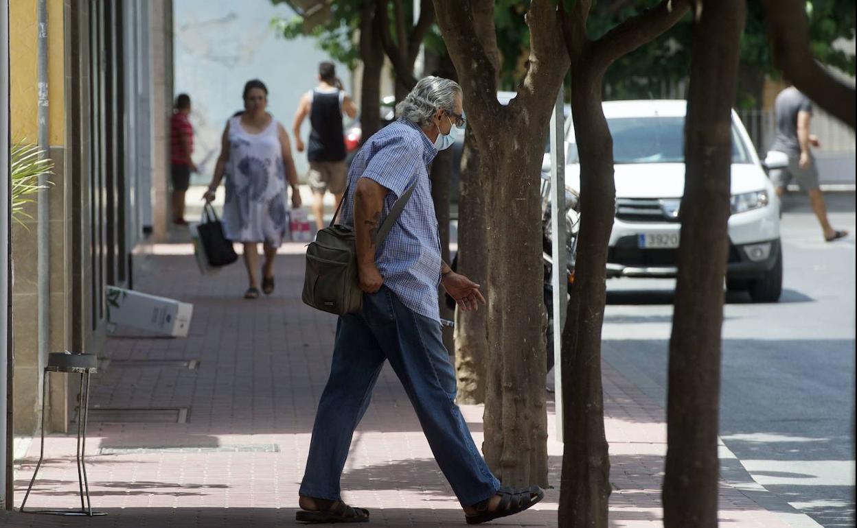 Un hombre pasea por Murcia, en una fotografía de archivo.