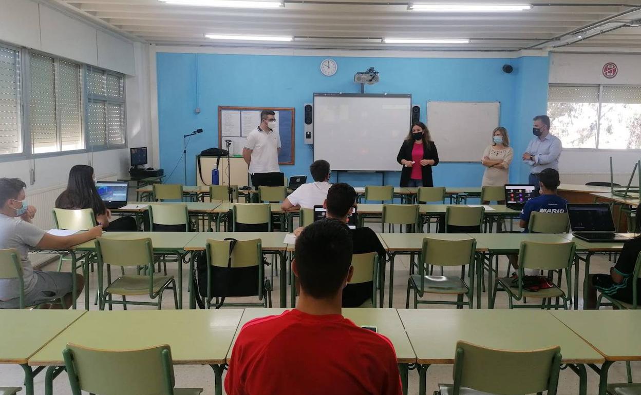 Varios alumnos de uno de los grupos de clases de refuerzo organizadas para el mes de julio en un instituto de Puente Tocinos.