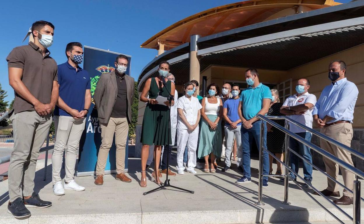 Patricia Fernández, acompañada del director gerente del Servicio Murciano de Salud, Asensio López, durante la lectura del manifiesto de apoyo a los sanitarios.