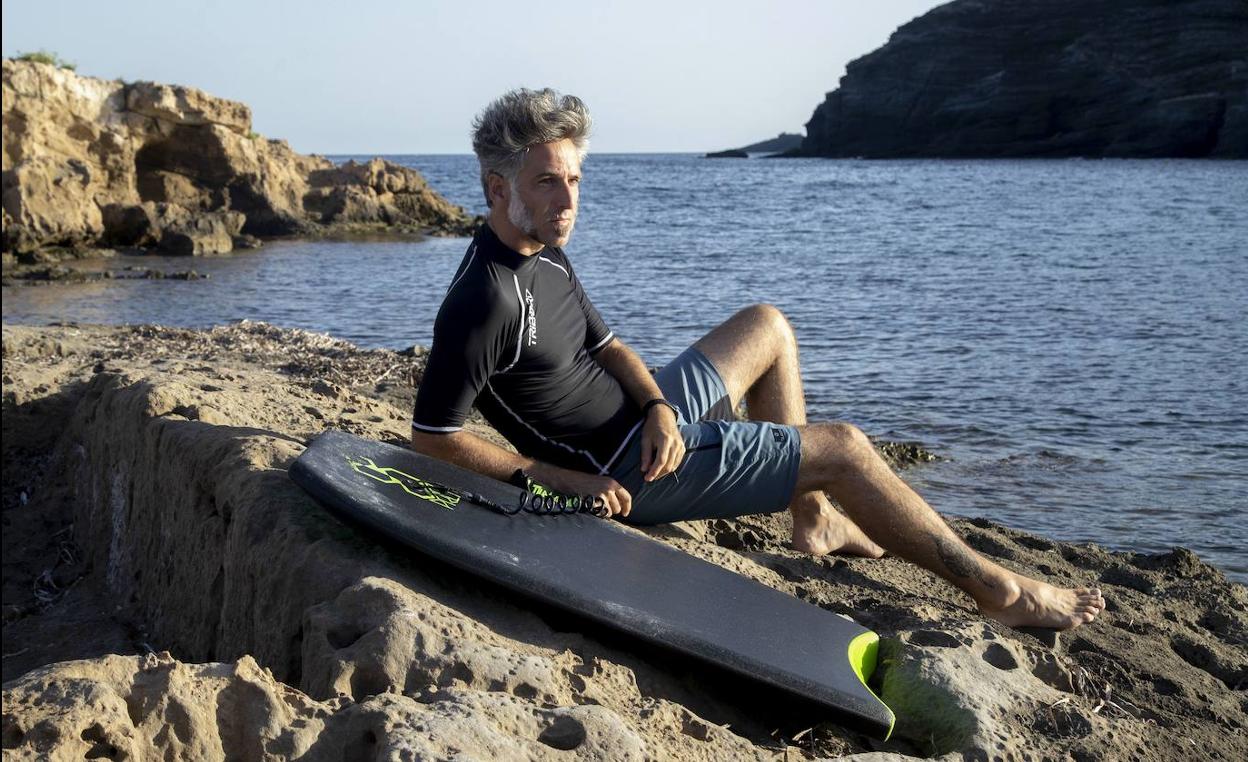 El diseñador murciano Julián Garnés, en las rocas de Cala Reona, en Cartagena.
