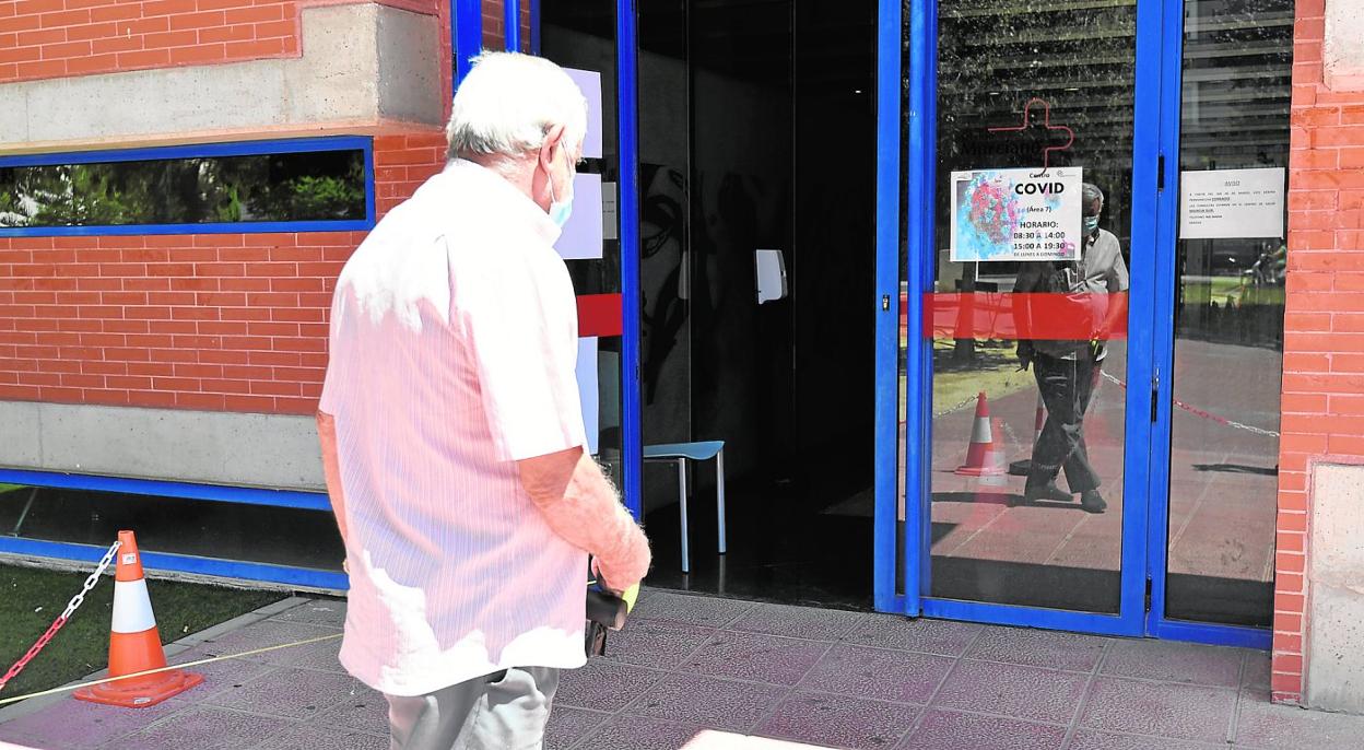 Un paciente accede al punto de extracción de muestras para PCR en el centro de salud del barrio de El Progreso, en Murcia. 