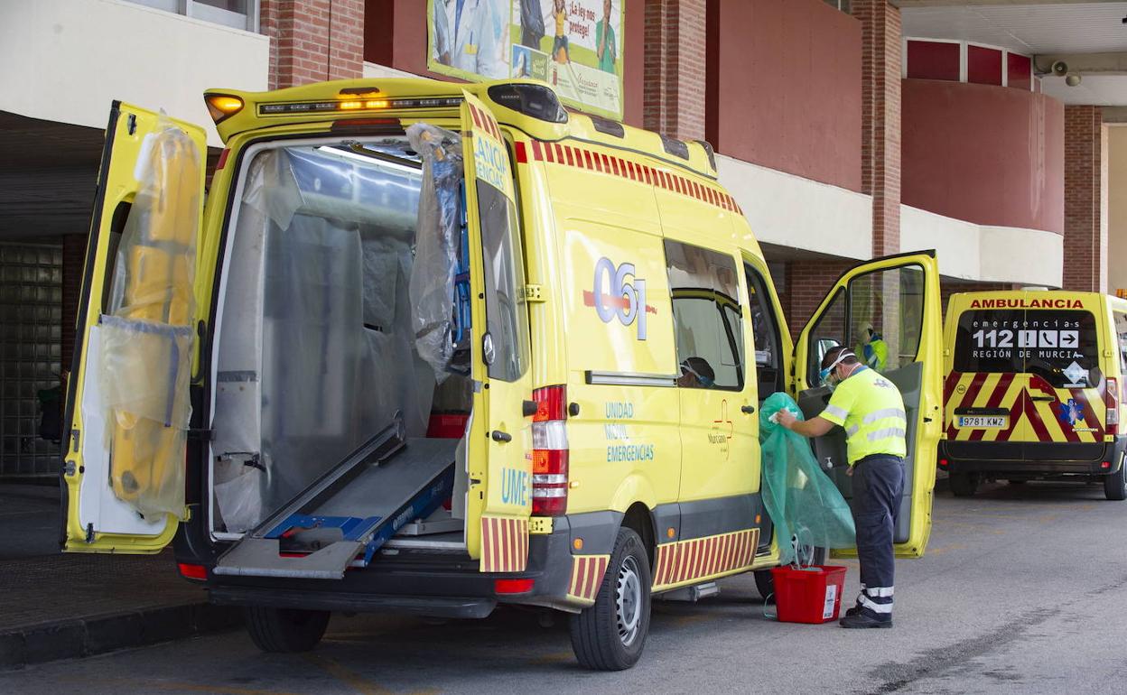 Una ambulancia, en la entrada a Urgencias de La Arrixaca.