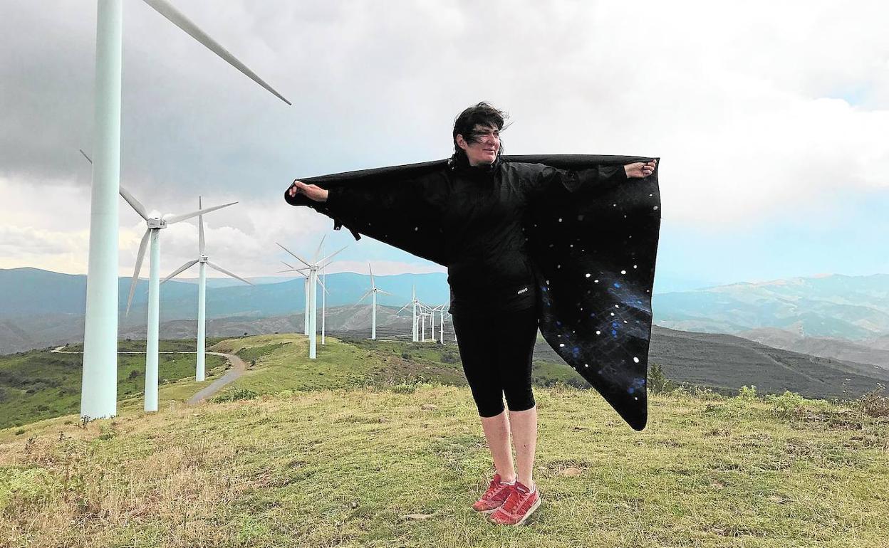 Susana López, entre aerogeneradores de un parque eólico de Logroño, cercano a donde pasa sus vacaciones.