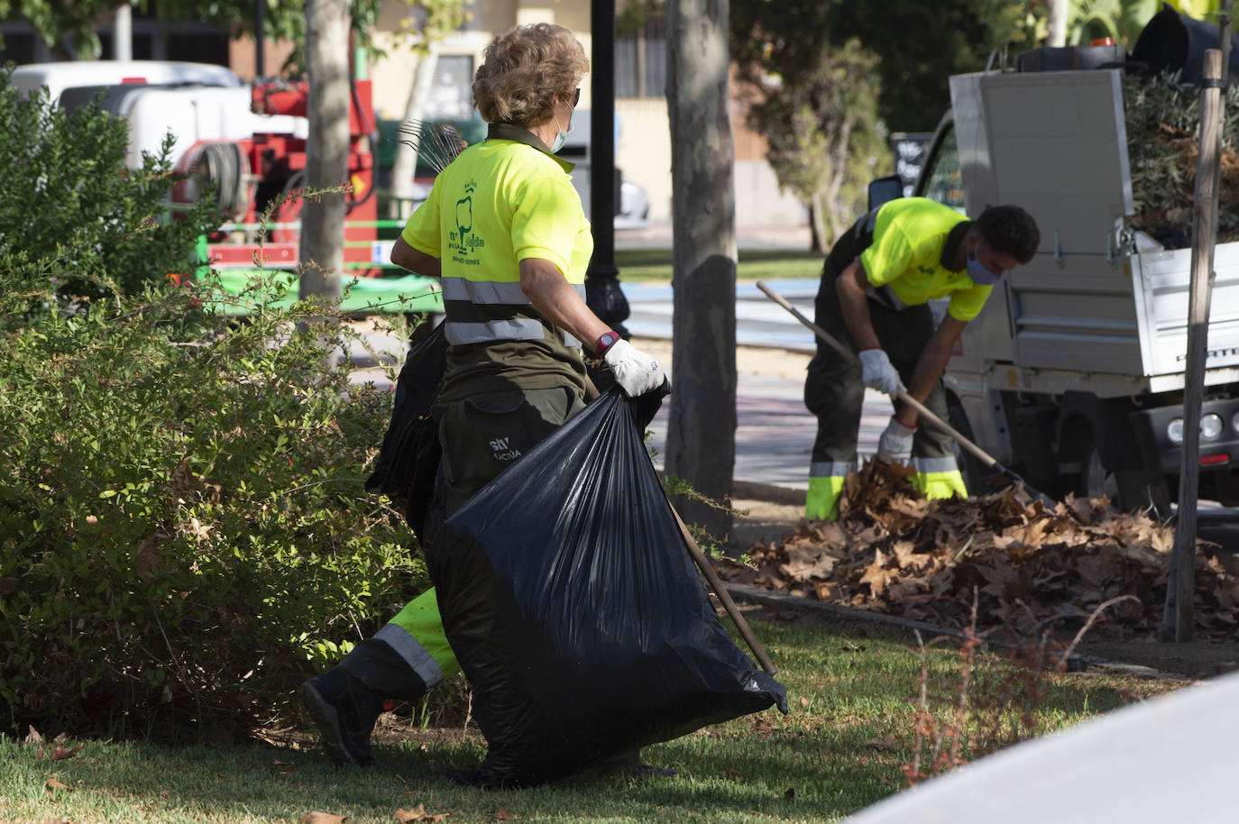 Fotos: Trabajos de limpieza y desinfección diarios en los parques de Murcia