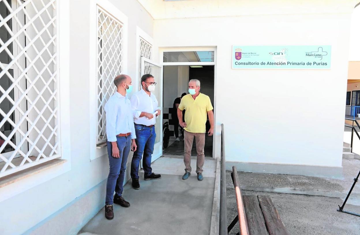 El concejal José Ángel Ponce y el alcalde Mateos con un vecino, en la visita al consultorio de Purias. 