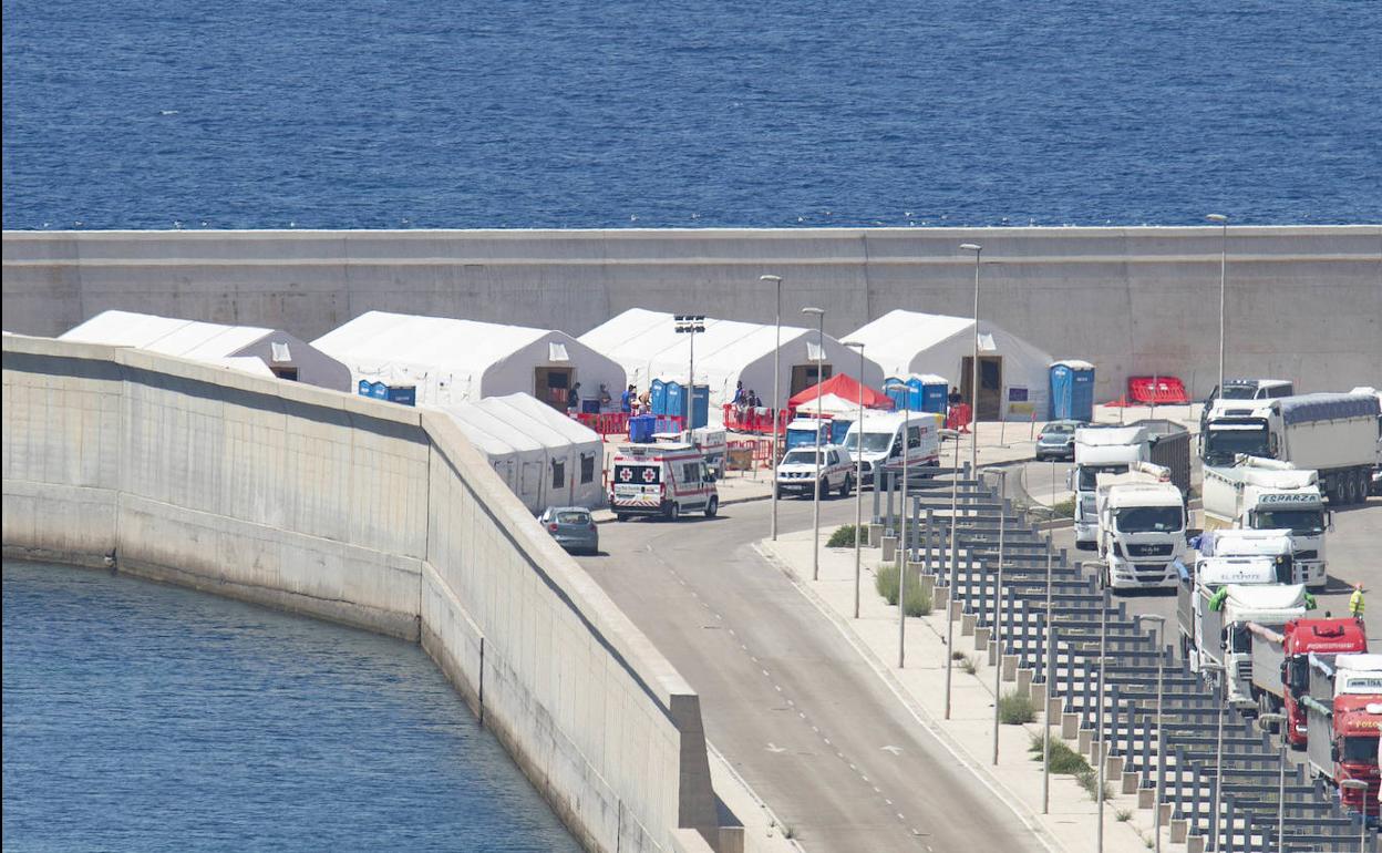 Carpas en el puerto de Escombreras, en Cartagena, para acoger a los inmigrantes llegados en patera en los últimos dos días.