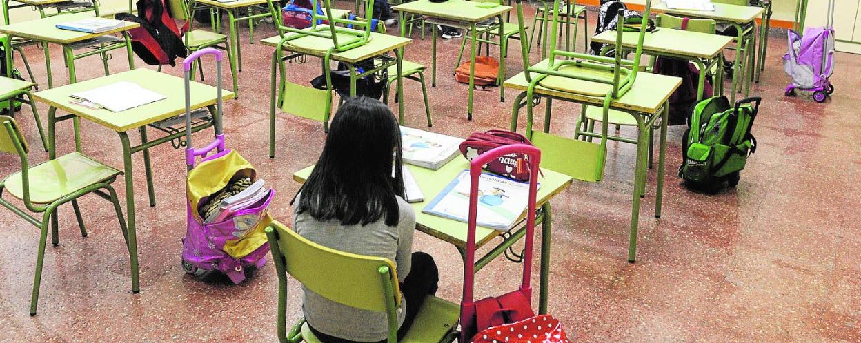 Una alumna de Primaria, en clase, en una fotografía de archivo. 