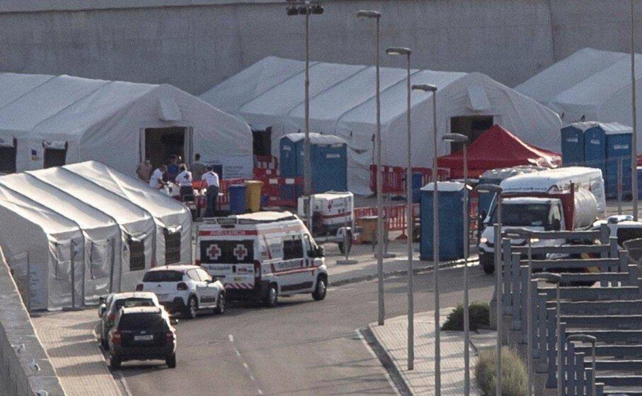 Carpas instaladas por Cruz Roja en el puerto de Escombreras para acoger a los inmigrantes a su llegada a Cartagena. 