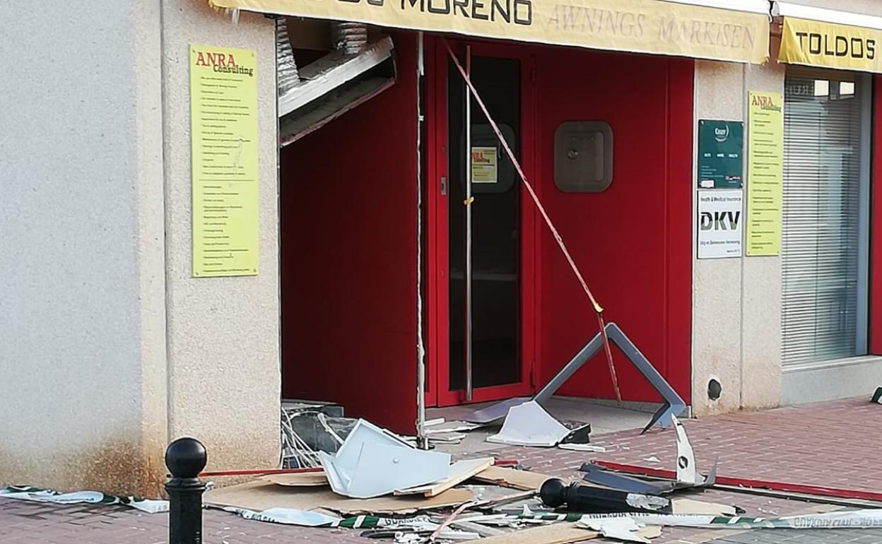 La fachada de la oficina quedó destrozada tras el robo.