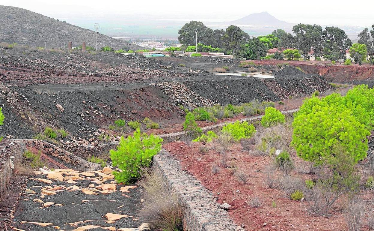 La ministra ve «ilegal» desviar agua con restos mineros a una rambla en el Llano