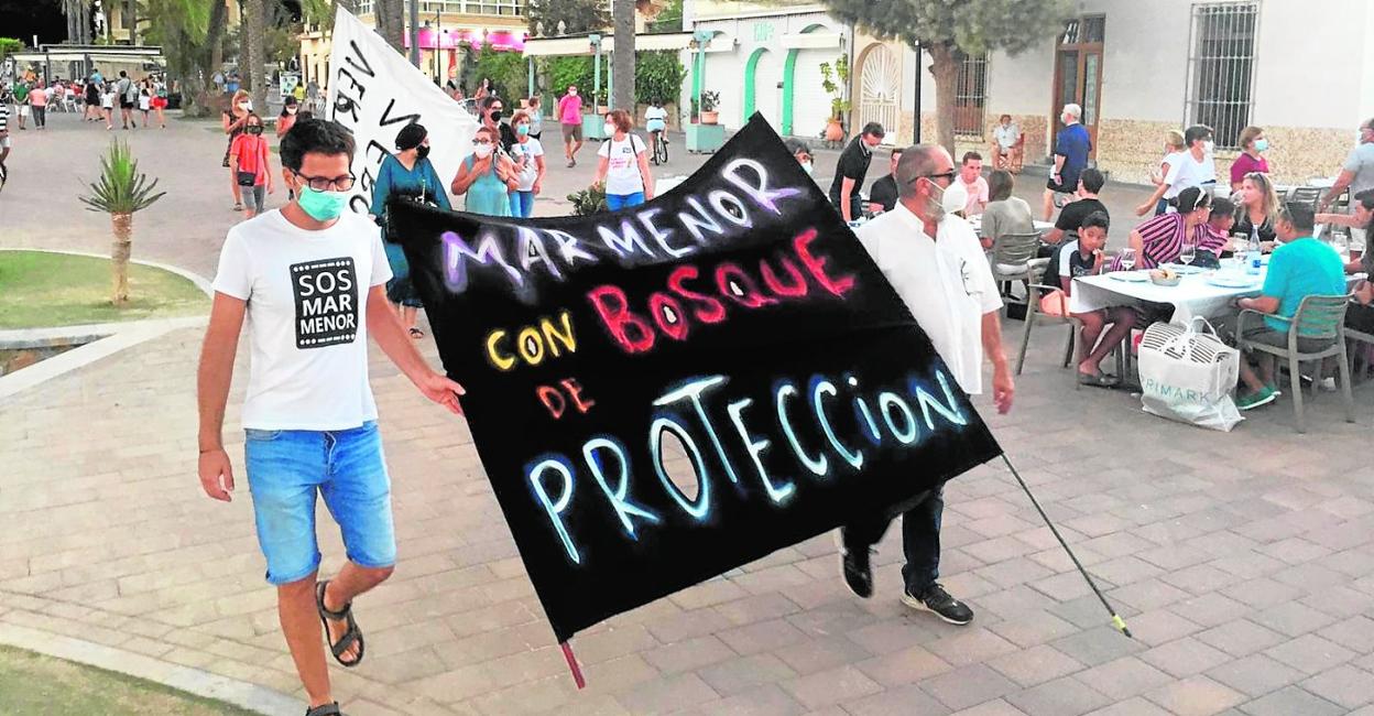 Los manifestantes, en su paseíllo con pancartas por la explanada Barnuevo, en Santiago de la Ribera, ayer. 