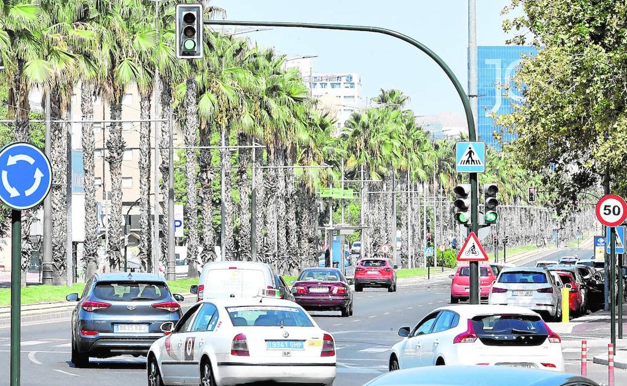 Semáforos en la avenida Juan Carlos I, en los que se aplica la tecnología led que contribuye a rebajar la contaminación.