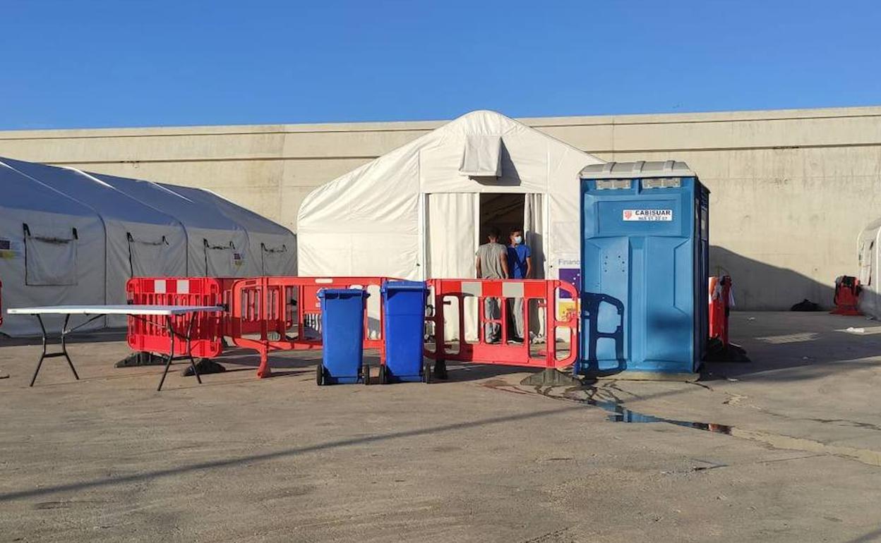 Dos personas llegadas a la Región en patera, en una de las carpas instaladas en el puerto de Escombreras.