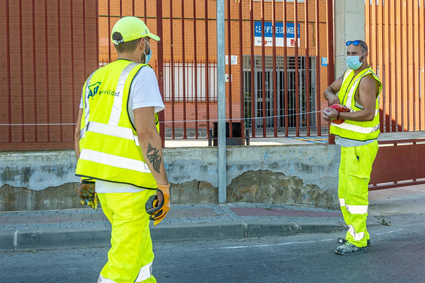 Fotos: Mensajes para prevnir el coronavirus junto a 116 colegios públicos de Murcia