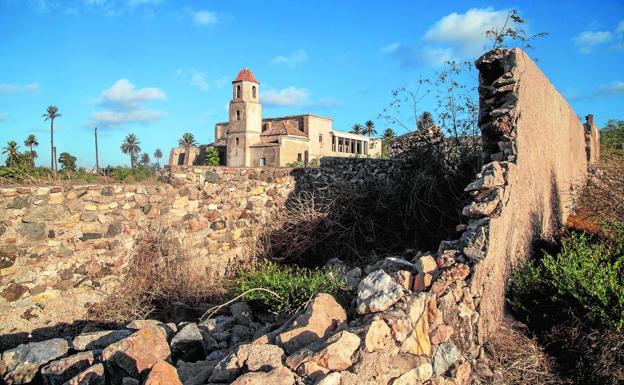 Panorámica del monasterio medieval de San Ginés de la Jara, con uno de los muros exteriores derrumbado, en una fotografía tomada ayer. 