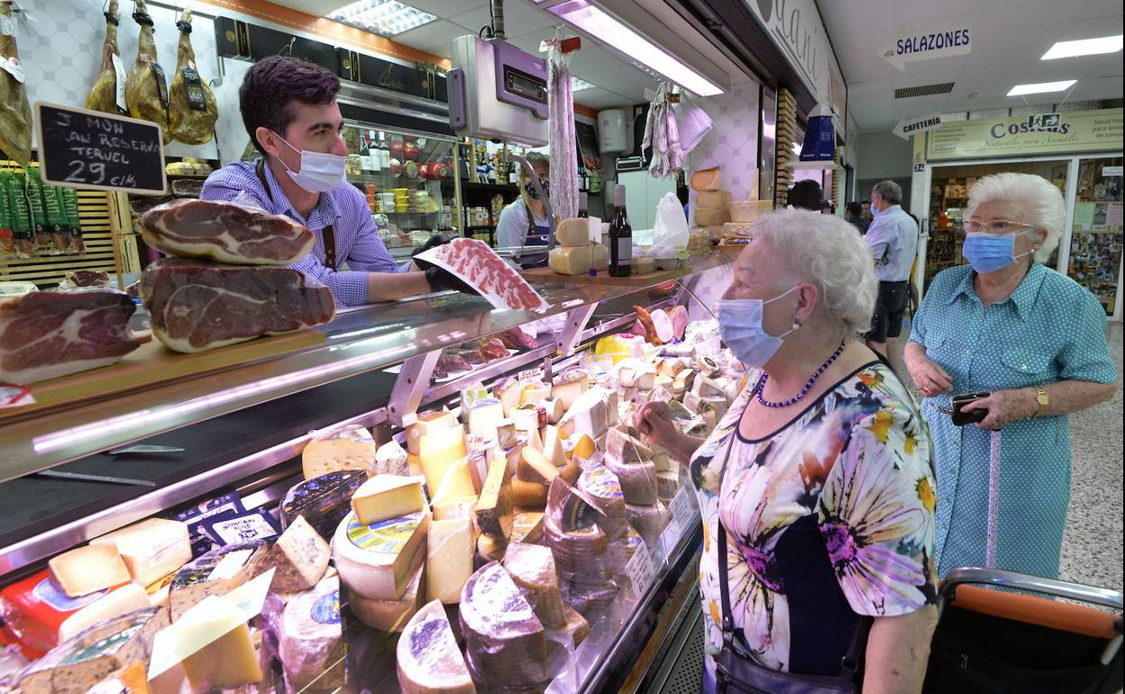 Dos ancianas compran en el mercado de Vistabella, en Murcia, en una fotografía de archivo.