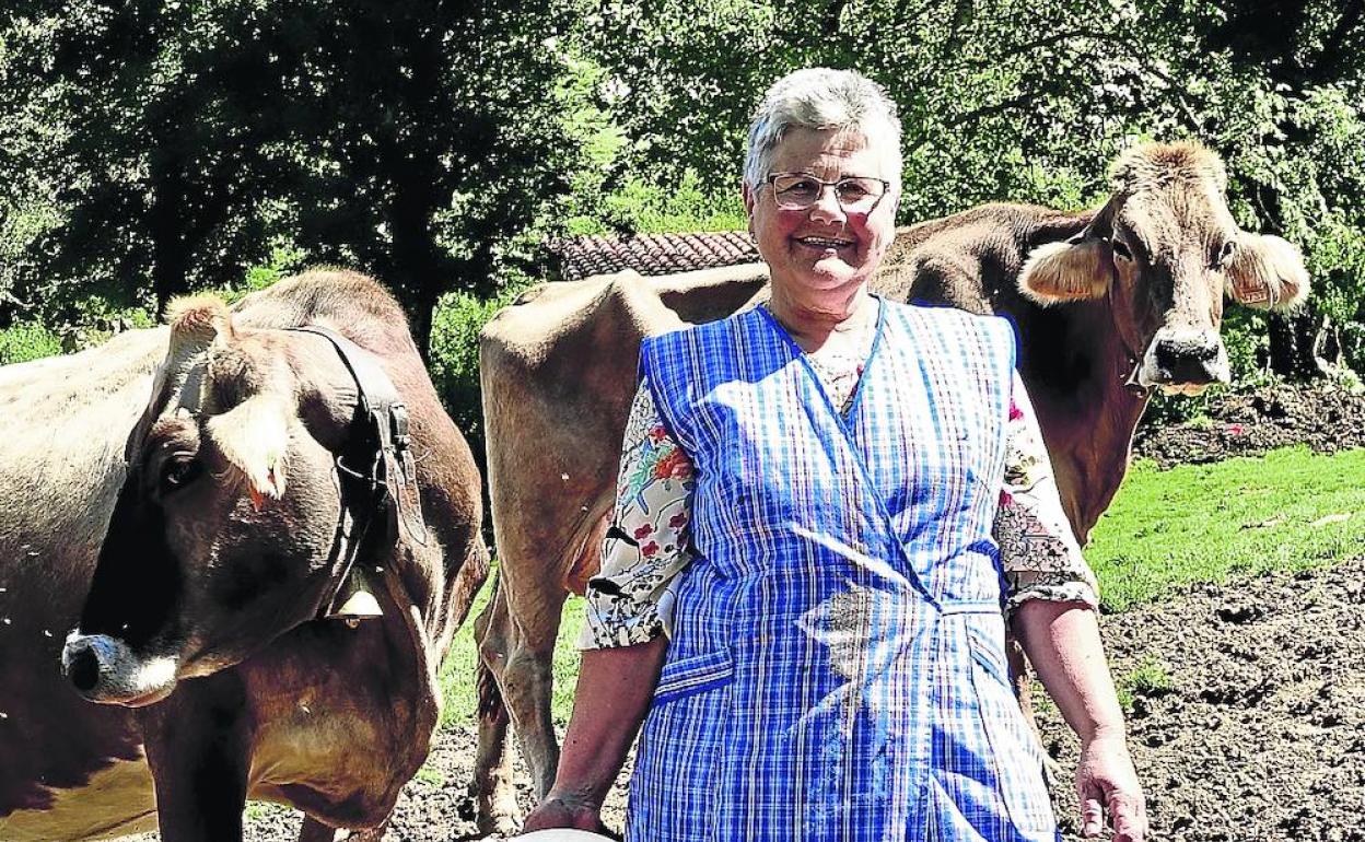 Covadonga Fernández, en su chozo de la majada de los Picos de Europa.