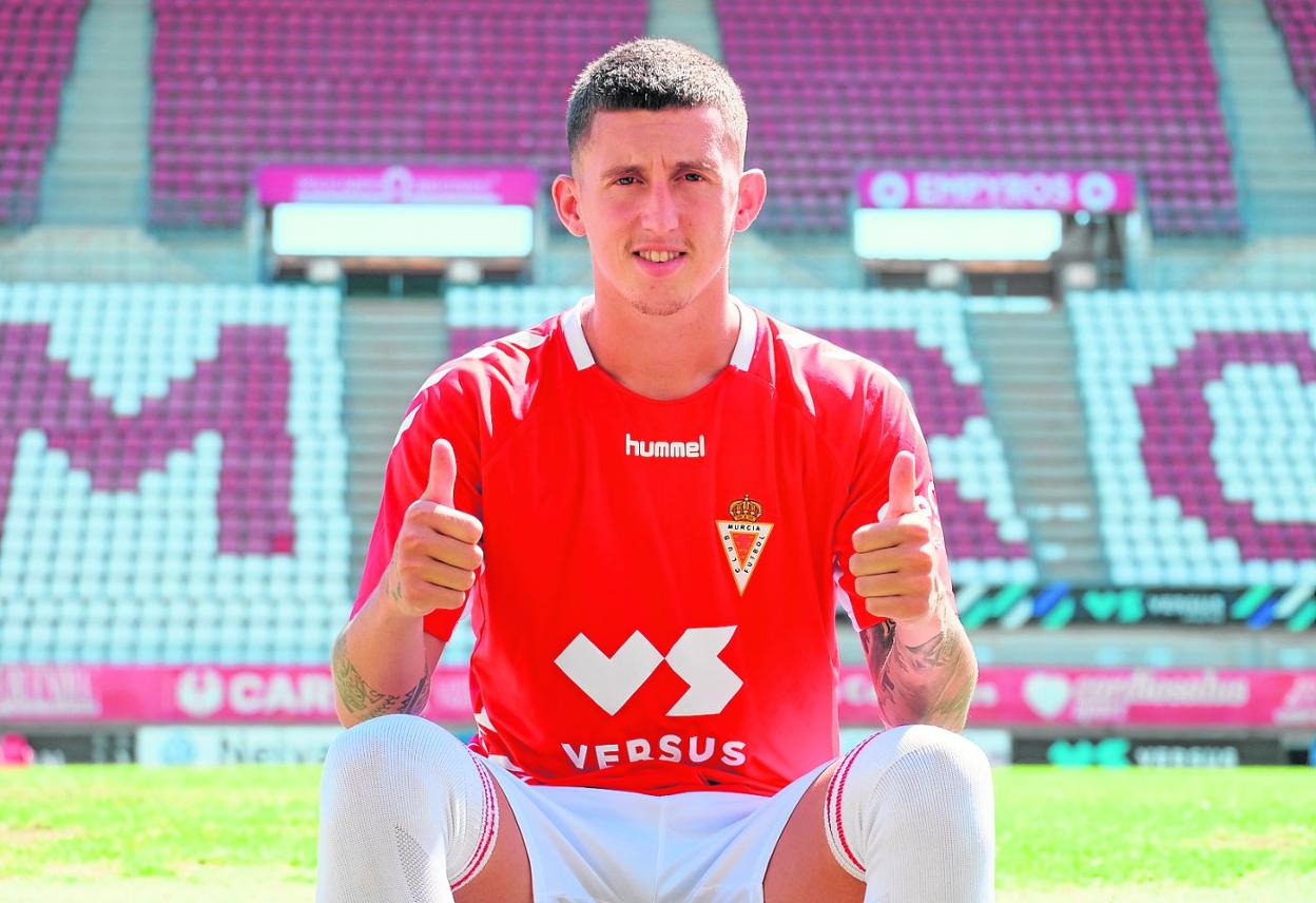 David Segura, ayer, en las escaleras de acceso al césped del estadio Enrique Roca de Murcia. 