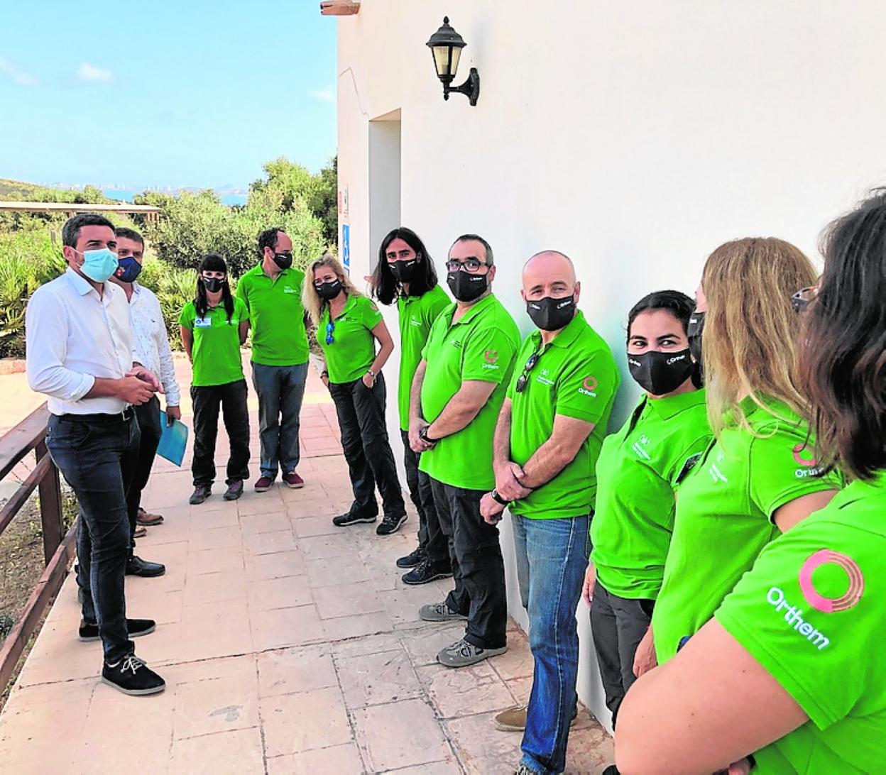 Luengo y trabajadores del centro de visitas 'Las Cobaticas', ayer. 