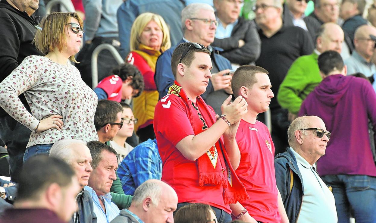 Aficionados del Murcia en el último choque disputado por el equipo grana en el Enrique Roca, el pasado 8 de marzo. 