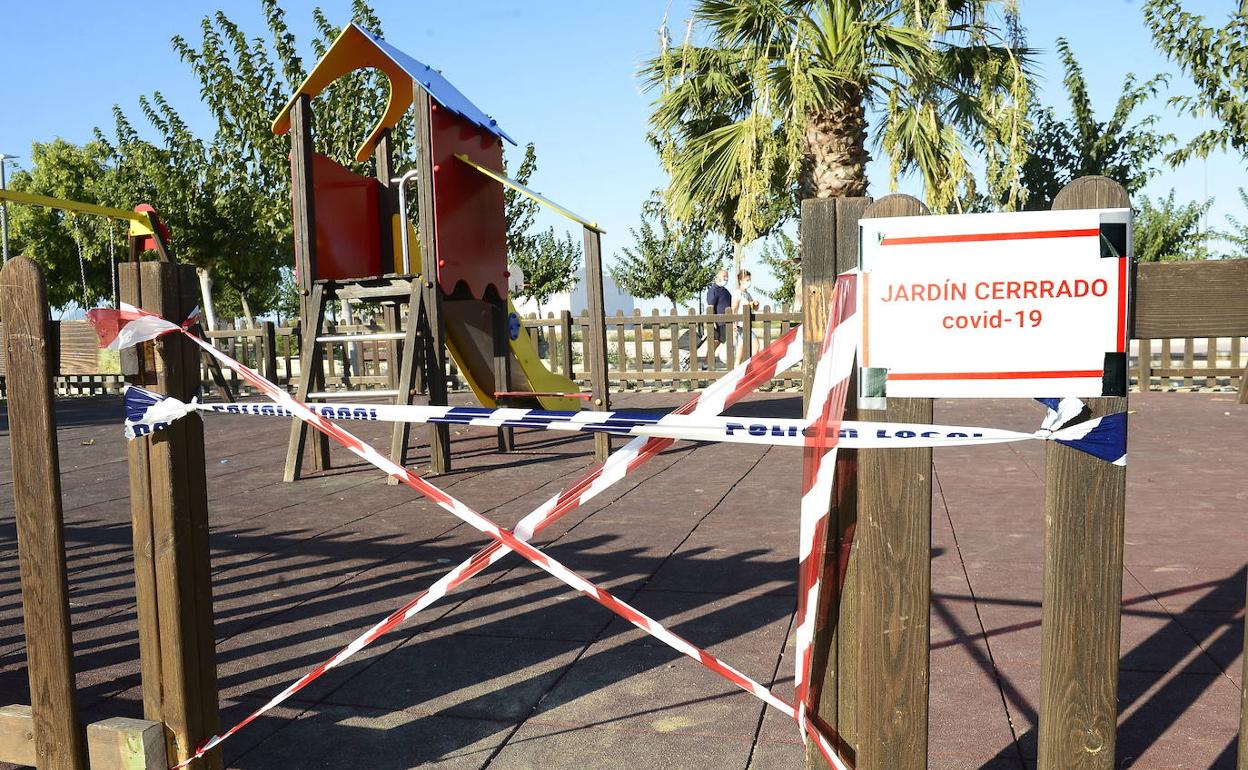 Un parque cerrado en Lorquí, donde este miércoles se aprobaron nuevas restricciones.