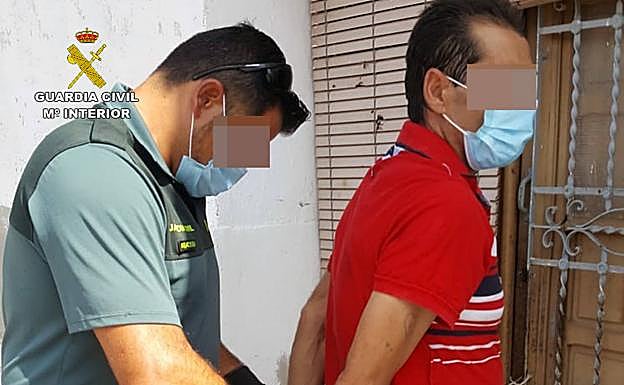 Un agente de la Guardia Civil con el detenido.