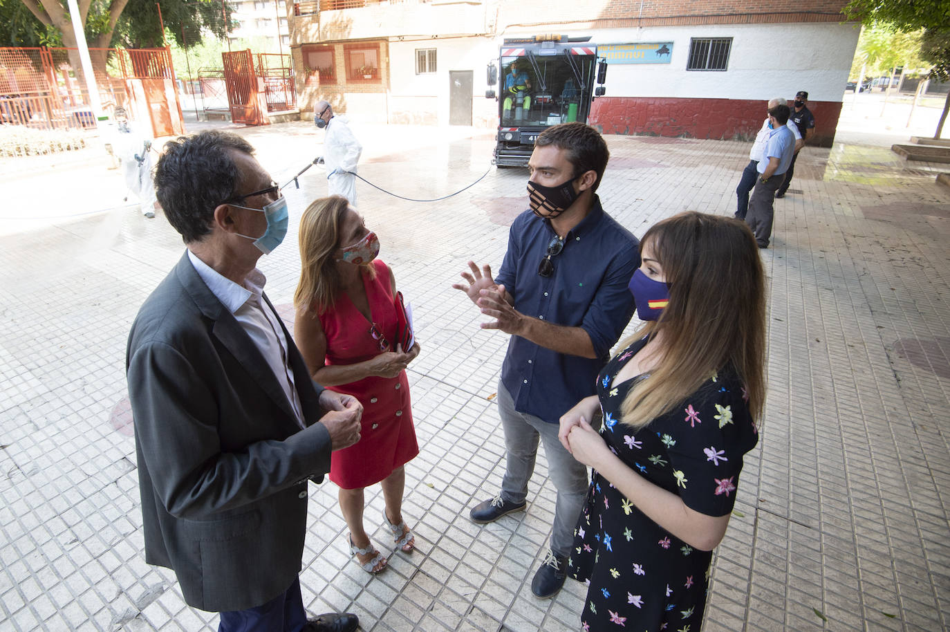 Fotos: Operarios desinfectan el colegio pública San Juan, en Murcia