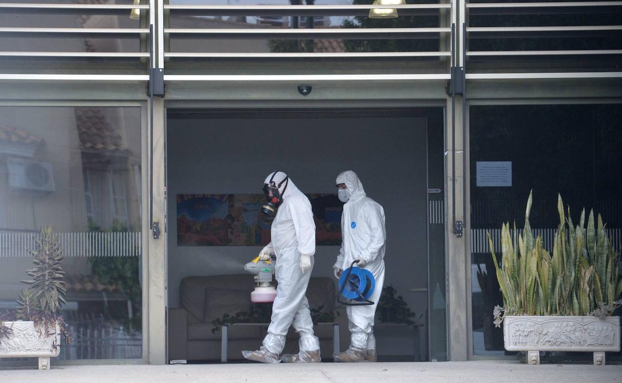 Trabajos de limpieza en el centro para discapacitados de Churra, el pasado mes de marzo.