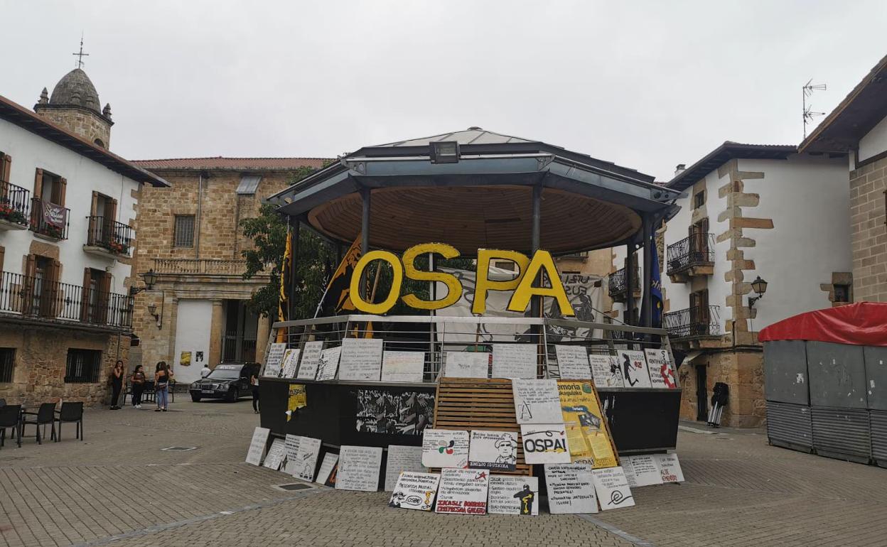 Carteles contras las fuerzas de seguridad en una plaza de Alsasua.