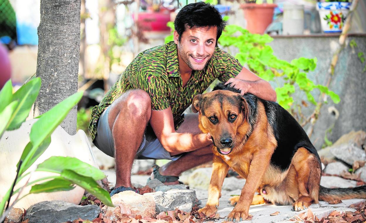 El actor murciano Javier Ariano posa con su mascota.