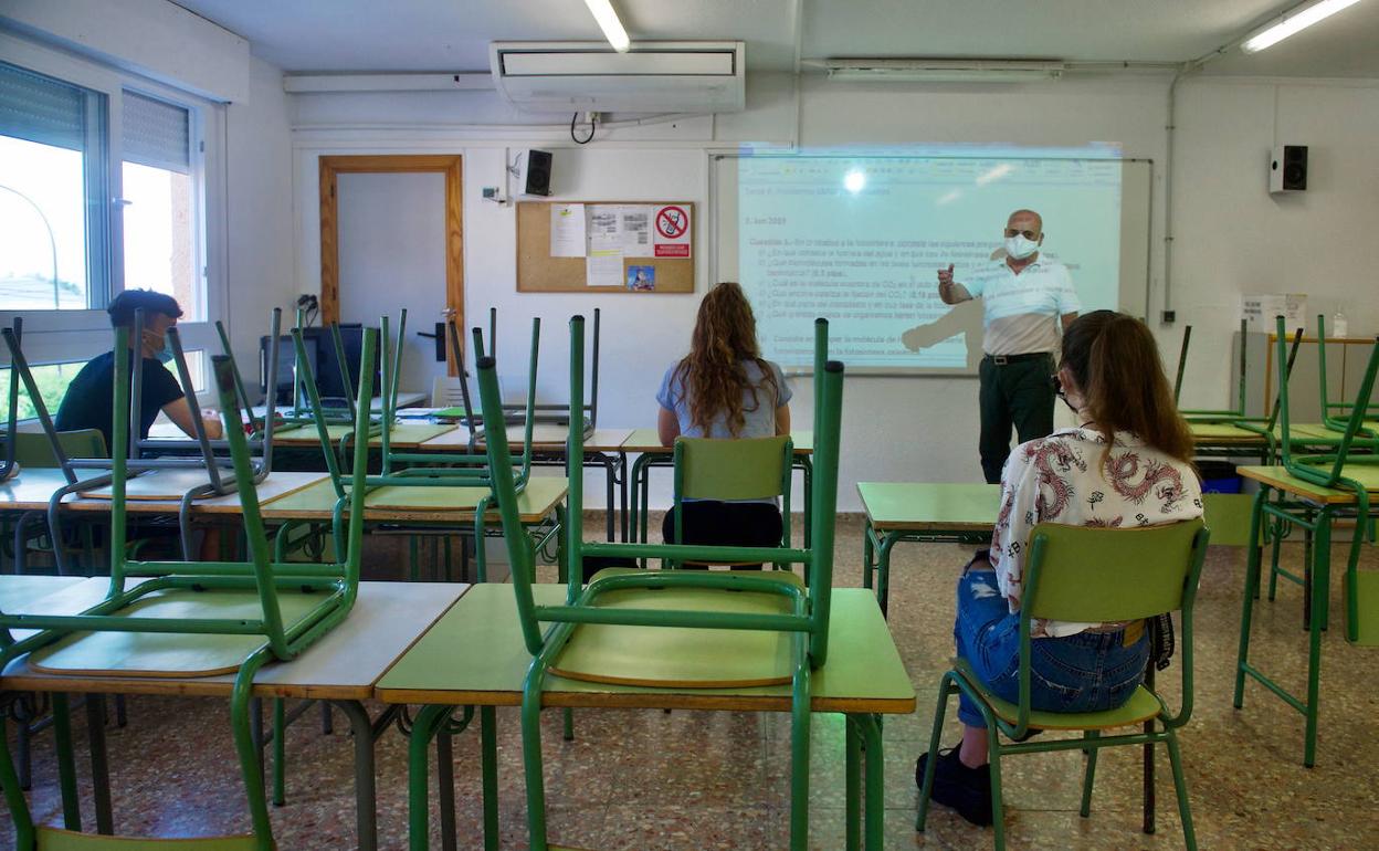 Alumnos de un instituto de Murcia, en una clase de preparación para la Ebau, este verano.