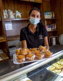 Imagen secundaria 2 - 1- Joaquín Gallego y Aida Castejón recogen una mesa en la cafetería Pedregal. 2- Sofía Marín, con una bandeja de magdalenas, en la panadería Pedregal.