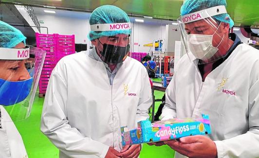 Antonio Luengo, durante su visita ayer a la empresa Moyca, en Totana. 