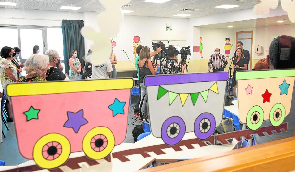 Visita del alcalde de Murcia a la escuela infantil de La Paz, donde confirmó que el curso se reanudará el lunes en centros municipales. 