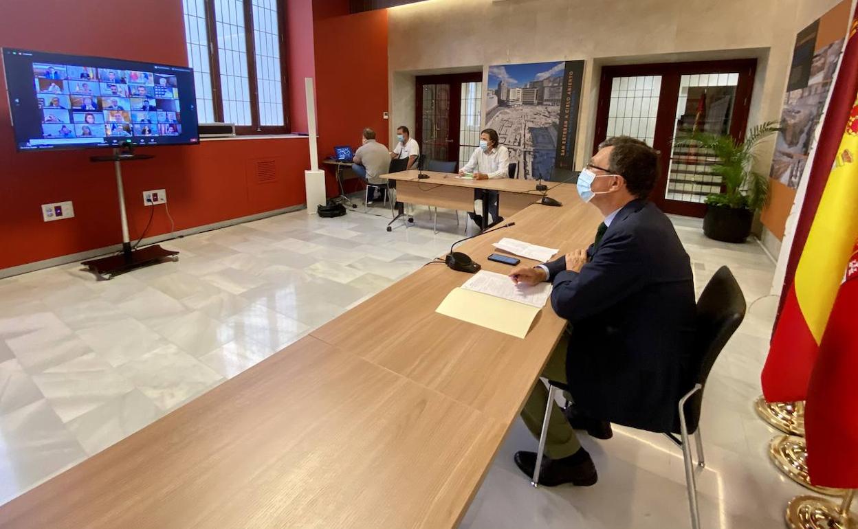 Ballesta, durante la reunión mantenida este martes con alcaldes contrarios al reparto de ayudas de la Covid-19.