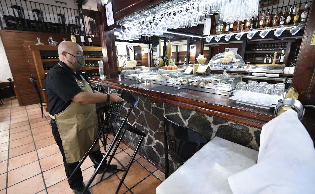 Un hostelero de Murcia se prepara para cerrar la barra de su establecimiento, este jueves.