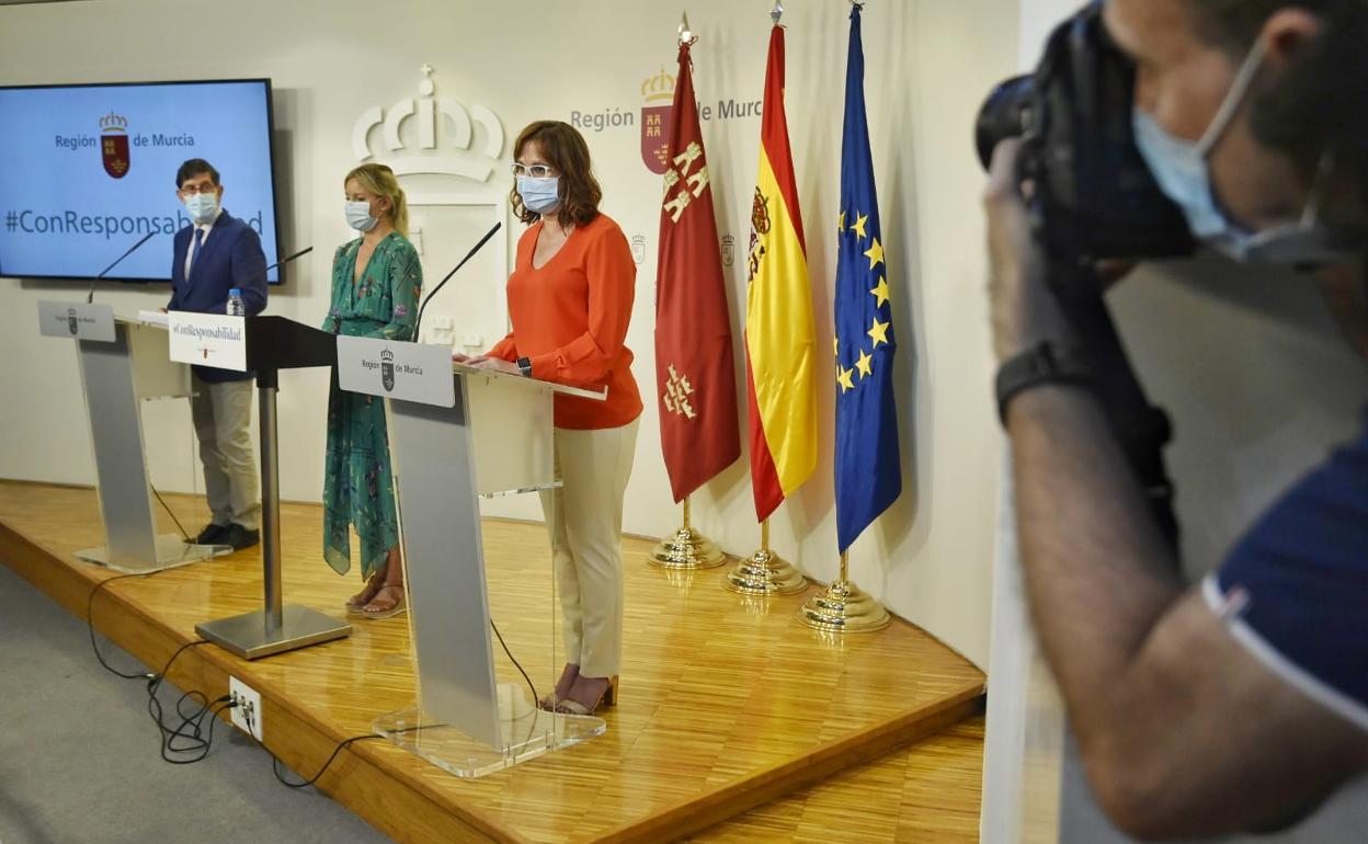 Manuel Villegas, Ana Martínez-Vidal e Isabel Franco, en la rueda de prensa posterior al Consejo de Gobierno de este jueves. 