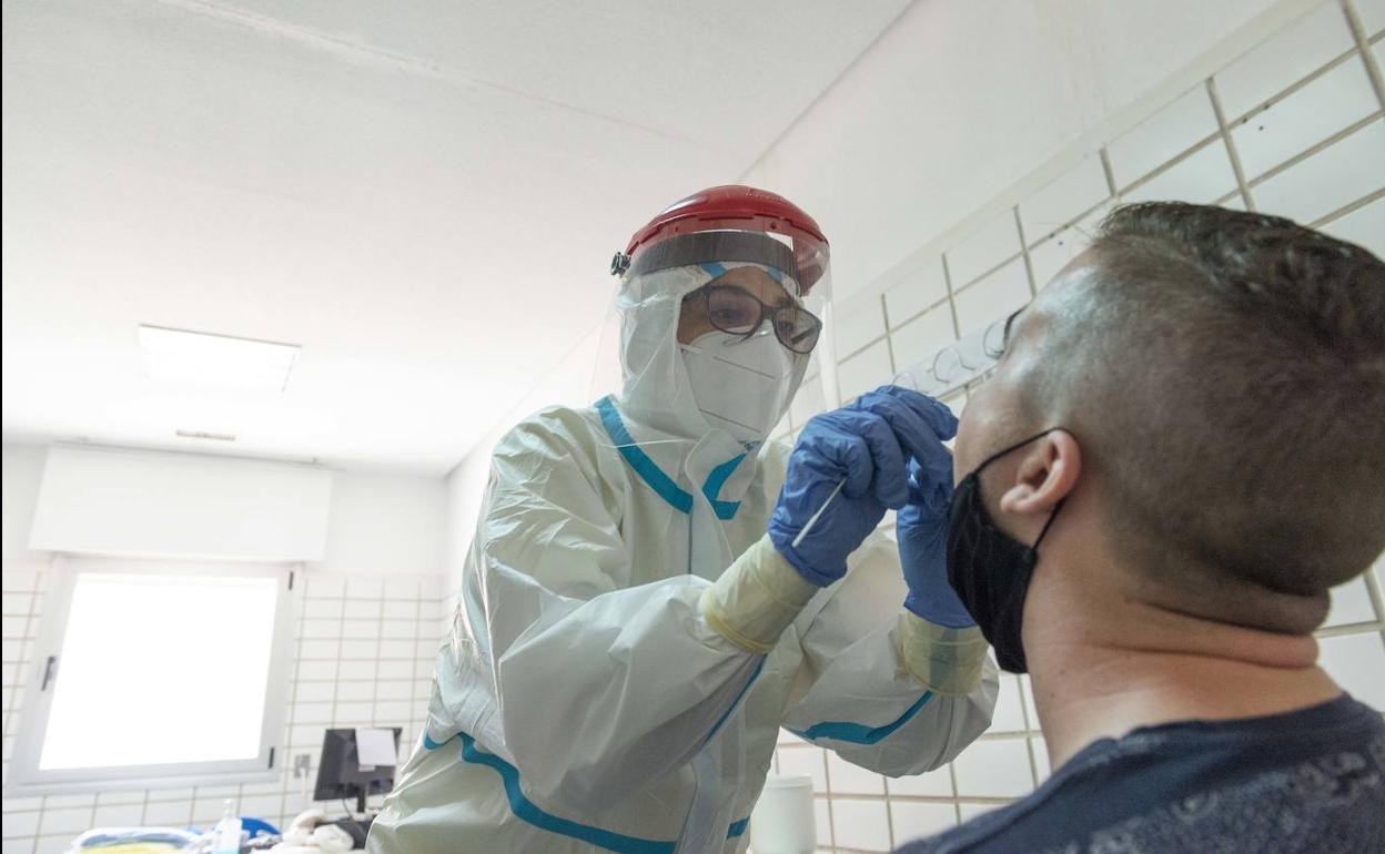 Un joven se somete a una prueba PCR en el centro de salud del barrio de El Carmen de Murcia en una foto de archivo.