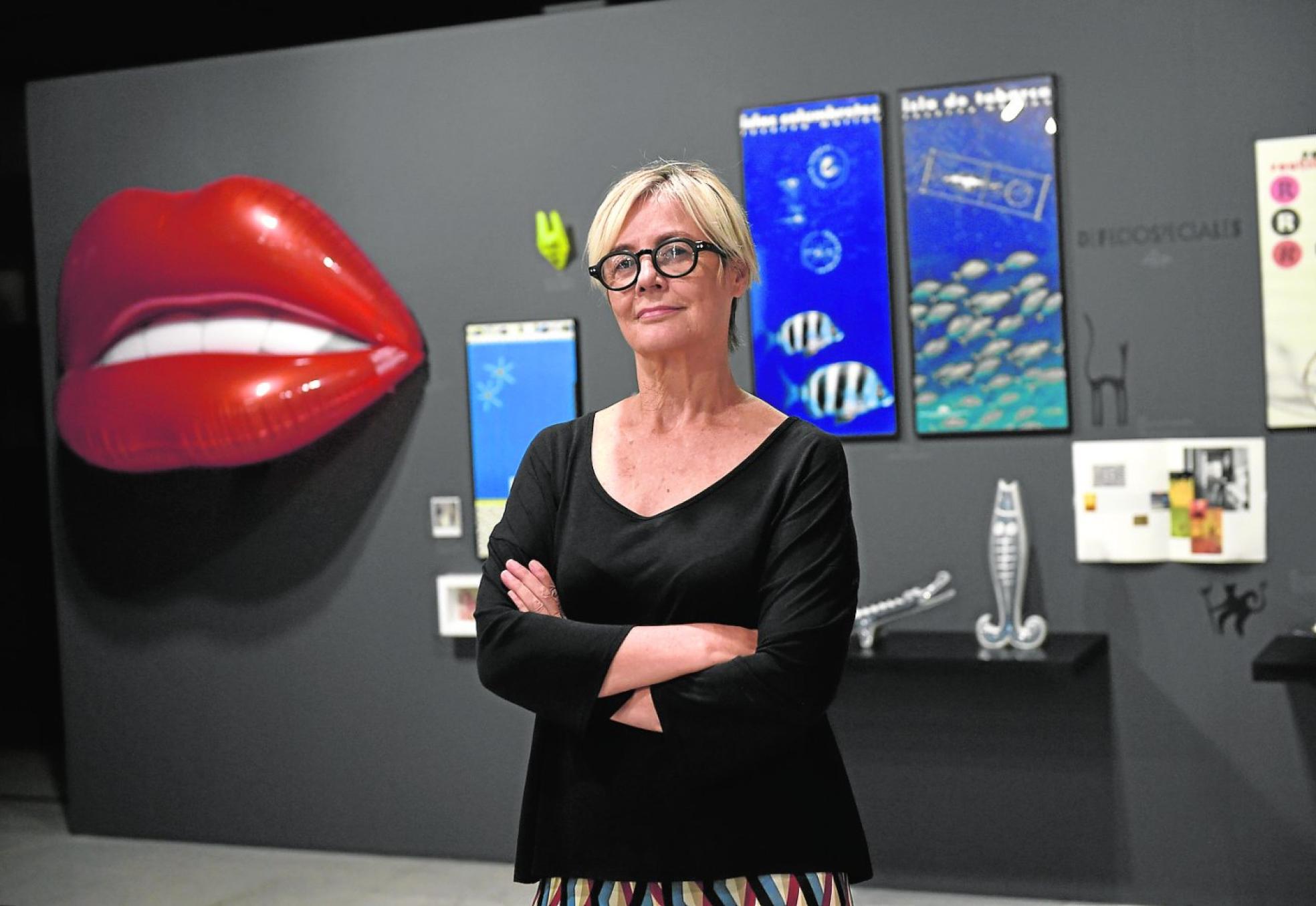 Marisa Gallén, anoche, en la inauguración de su exposición en el Colegio Oficial de Arquitectos de Murcia. 