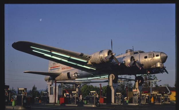 Imagen principal - Bombardero gasolinera de la Ruta 99, en Milwaukie (Oregón). La icónica 'Jantzen girl' de la tienda de bañadores Stamie's, en Daytona Beach (Florida). Motel Sun Valley en la calle de El Paso (Texas).